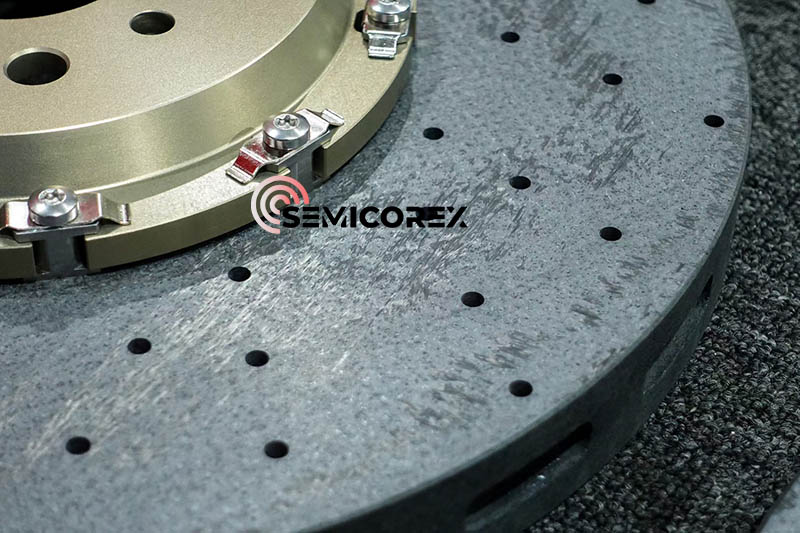 Анализа на јаглерод-керамички композитни системи за сопирање